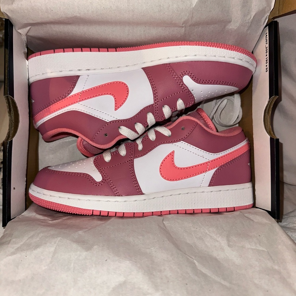 Jordan 1 low desert berry size 4Y